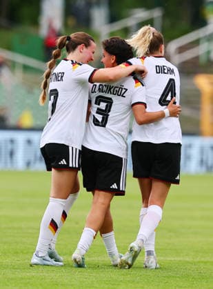 Deutschland - Daenemark Laenderspiel U23 Frauen Leipzig, 04.06.2026, Alfred-Kunze-Sportpark, Fussball, U23 Frauen, Länderspiel. BR DEUTSCHLAND (GER) vs. DÄNEMARK (DEN) 2:0 (2:0) , Tor für Deutschland zum 2:0. Im Bild: Torjubel um Torschützin Dilara Acikgöz (3, GER, Frankfurt). V.l.: Sarah Mattner (7, GER, St. Poelten), Dilara Acikgöz (3, GER, Frankfurt) und Vanessa Diehm (4, GER, Hoffenheim) ,