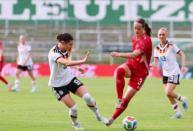 Deutschland - Daenemark Laenderspiel U23 Frauen Leipzig, 04.06.2026, Alfred-Kunze-Sportpark, Fussball, U23 Frauen, Länderspiel. BR DEUTSCHLAND (GER) vs. DÄNEMARK (DEN) 2:0 (2:0) , Im Bild v.l.: Sophie Weidauer (9, GER, Union Berlin) und Frida Nautrup (3, DEN) ,