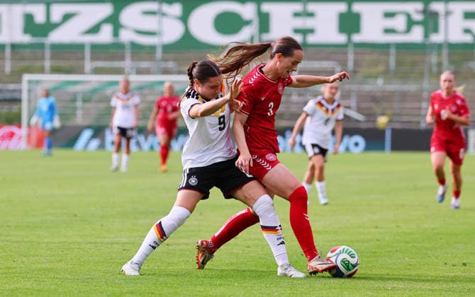 Deutschland - Daenemark Laenderspiel U23 Frauen Leipzig, 04.06.2026, Alfred-Kunze-Sportpark, Fussball, U23 Frauen, Länderspiel. BR DEUTSCHLAND (GER) vs. DÄNEMARK (DEN) 2:0 (2:0) , Im Bild v.l.: Sophie Weidauer (9, GER, Union Berlin) und Frida Nautrup (3, DEN) ,