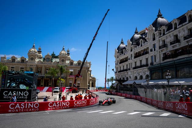 MCO, Louis Vuitton Grand Prix von Monaco, Freies Training, Formel 1 Weltmeisterschaft Saison 2026 05.06.2026, Monte Carlo, Monte Carlo, MCO, Louis Vuitton Grand Prix von Monaco, Freies Training, Formel 1 Weltmeisterschaft Saison 2026, im Bild Lewis Hamilton (Scuderia Ferrari HP, Großbritannien, 44) im SF-26 zwischen Casino Branding und Hotel de Paris,