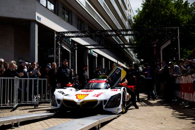 24 HEURES DU MANS 2026 - PESAGE 20 FRIJNS Robin (nld), RAST Renà (ger), VAN DER LINDE Sheldon (zaf), BMW M Team WRT, BMW M Hybrid V8 20, Hypercar, during Le Pesage of the 24 Hours of Le Mans 2026, 3rd round of the 2026 FIA World Endurance Championship, from June 5 to 6, 2026 on the Place de la Rà publique in Le Mans, France - Le MansFrance Copyright: xFabrizioxBoldonix