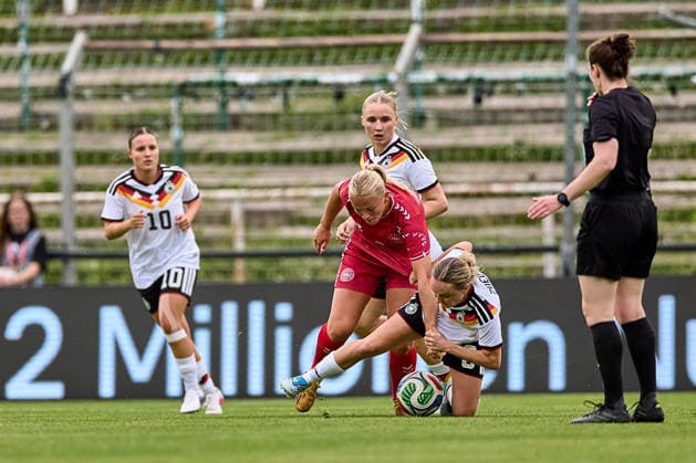 Fußball, Frauen U23 Länderspiel, Deutschland - Dänemark 04.06.2026, GER, Frauenfußball, Internationale Testpiele, Freundschaftsspiel, 2026, Deutschland U23 - Dänemark U23 Mai Wendicke (9, Dänemark U23, li.), Sofie Zdebel (6, Deutschland U23w), Aktion, mit Ball, Zweikampf Leipzig Alfred-Kunze-Sportpark Sachsen Deutschland