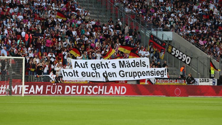 05.06.2026, xrekx, Fussball WM Qualifikation Frauen, Deutschland - Norwegen v.l. Deutschland Fans ,Stimmung, Schals, Ultras, Zuschauer, Besucher, Choreo, Choreografie, atmosphere, scarves, spectators, visitors (DFL DFB REGULATIONS PROHIBIT ANY USE OF PHOTOGRAPHS as IMAGE SEQUENCES and or QUASI-VIDEO) Köln