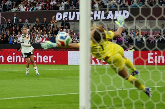 Carlotta Wamser 13 (Deutschland) erzielt das 2:0, Torhueterin Cecilie Fiskerstrand 1 (Norwegen) streckt sich vergebens, Aktion, Deutschland vs. Norwegen, Fussball, Frauen, UEFA, WM-Qualifikation, Gruppenphase, Gruppe D, Spieltag 5 von 6, DFB, Saison 2025 2026, 05.06.2026 Koeln Nordrhein-Westfalen Deutschland