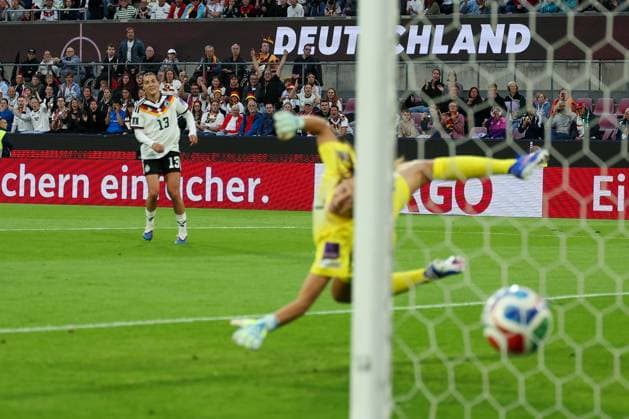 Carlotta Wamser 13 (Deutschland) erzielt das 2:0, Torhueterin Cecilie Fiskerstrand 1 (Norwegen) streckt sich vergebens, Aktion, Deutschland vs. Norwegen, Fussball, Frauen, UEFA, WM-Qualifikation, Gruppenphase, Gruppe D, Spieltag 5 von 6, DFB, Saison 2025 2026, 05.06.2026 Koeln Nordrhein-Westfalen Deutschland