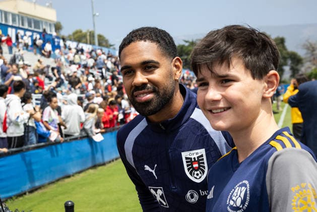 SOCCER - FIFA World Cup, WM, Weltmeisterschaft, Fussball 2026, preview SANTA BARBARA,CALIFORNIA,USA,05.JUN.26 - SOCCER - FIFA World Cup 2026, USA, Mexico, Canada, training. Image shows Phillipp Mwene (AUT) with a fan. GEPAxpictures xArminxRauthner
