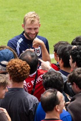 SOCCER - FIFA World Cup, WM, Weltmeisterschaft, Fussball 2026, preview SANTA BARBARA,CALIFORNIA,USA,05.JUN.26 - SOCCER - FIFA World Cup 2026, USA, Mexico, Canada, training. Image shows Konrad Laimer (AUT) with fans. GEPAxpictures xArminxRauthner