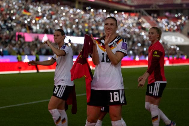 Klara BUEHL (BÜHL) (GER 19, li.), Melissa KOESSLER (KÖSSLER) (GER 18, mi.) und Lea SCHUELLER (SCHÜLLER) (GER 11, li.) freuen sich ueber die Qualifikation fuer die WM 2027 in Brasilien, Freude, Jubel, Lachen, Fussball WM Qualifikation Europa der Frauen, 2026 2027, Gruppe A4, UEFA, Laenderspiel Deutschland (GER) - Norwegen (NOR), Endstand 2-0, am 05.06.2026 im Stadion Koeln (Köln) im R h e i n E n e r g i e S t a d i o n Deutschland. UEFA regulations prohibit any use of photographs as image sequences and or quasi-video Â