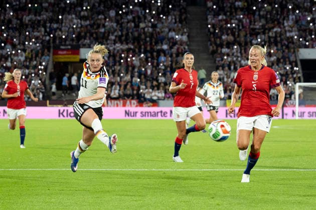 Lea SCHUELLER (SCHÜLLER) (GER 11, li.) schiesst den Ball auf das Tor, Guro BERGSVAND (NOR 5, re.) kann nicht eingreifen, Aktion, Fussball WM Qualifikation Europa der Frauen, 2026 2027, Gruppe A4, UEFA, Laenderspiel Deutschland (GER) - Norwegen (NOR), Endstand 2-0, am 05.06.2026 im Stadion Koeln (Köln) im R h e i n E n e r g i e S t a d i o n Deutschland. UEFA regulations prohibit any use of photographs as image sequences and or quasi-video Â