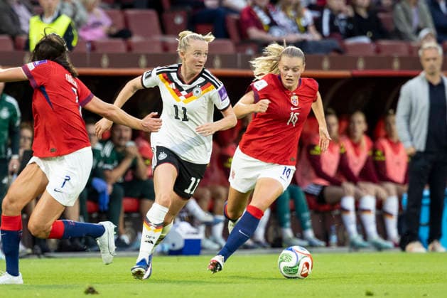 Lea SCHUELLER (SCHÜLLER) (GER 11, li.) am Ball im Zweikampf gegen Mathilde HARVIKEN (NOR 16, re.), Aktion, Fussball WM Qualifikation Europa der Frauen, 2026 2027, Gruppe A4, UEFA, Laenderspiel Deutschland (GER) - Norwegen (NOR), Endstand 2-0, am 05.06.2026 im Stadion Koeln (Köln) im R h e i n E n e r g i e S t a d i o n Deutschland. UEFA regulations prohibit any use of photographs as image sequences and or quasi-video Â