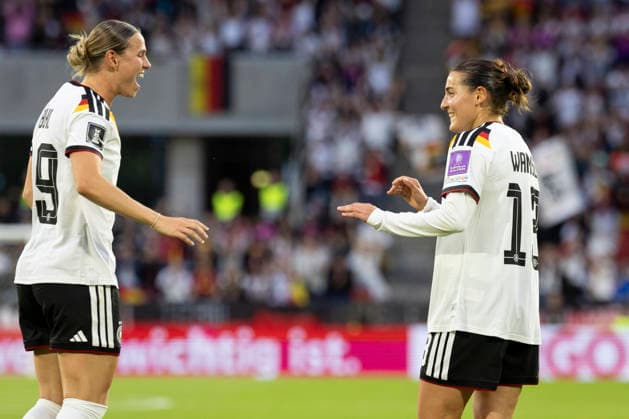 Carlotta WAMSER (GER 13, re.), jubelt nach ihrem Tor zum 2:0 gemeinsam mit Klara BUEHL (BÜHL) (GER 19, li.), Jubel, Freude, Lachen, Fussball WM Qualifikation Europa der Frauen, 2026 2027, Gruppe A4, UEFA, Laenderspiel Deutschland (GER) - Norwegen (NOR), Endstand 2-0, am 05.06.2026 im Stadion Koeln (Köln) im R h e i n E n e r g i e S t a d i o n Deutschland. UEFA regulations prohibit any use of photographs as image sequences and or quasi-video