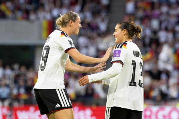 Carlotta WAMSER (GER 13, re.), jubelt nach ihrem Tor zum 2:0 gemeinsam mit Klara BUEHL (BÜHL) (GER 19, li.), Jubel, Freude, Lachen, Fussball WM Qualifikation Europa der Frauen, 2026 2027, Gruppe A4, UEFA, Laenderspiel Deutschland (GER) - Norwegen (NOR), Endstand 2-0, am 05.06.2026 im Stadion Koeln (Köln) im R h e i n E n e r g i e S t a d i o n Deutschland. UEFA regulations prohibit any use of photographs as image sequences and or quasi-video