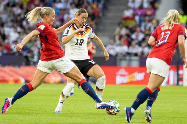 Klara BUEHL (BÜHL) (GER 19, mi.) am Ball im Zweikampf gegen Justine KIELLAND (NOR 15, li.), Aktion, Fussball WM Qualifikation Europa der Frauen, 2026 2027, Gruppe A4, UEFA, Laenderspiel Deutschland (GER) - Norwegen (NOR), Endstand 2-0, am 05.06.2026 im Stadion Koeln (Köln) im R h e i n E n e r g i e S t a d i o n Deutschland. UEFA regulations prohibit any use of photographs as image sequences and or quasi-video