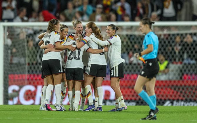 GER, Köln, Deutschland vs Norwegen, Länderspiel, Fussball, FIFA, Spielzeit 2026 2027, WM-Qualifikation, Rhein-Energie-Stadion, 5. Spieltag im Bild: Jubel, Freude und Emotionen bei der Deutschen Frauen Nationalmannschaft, nach dem 2:0 Sieg nach Toren ist die DFB Elf und Mannschaft für die WM in Brasilien qualifiziert DFB DFL REGULATIONS PROHIBIT ANY USE OF PHOTOGRAPHS AS IMAGE SEQUENCES AND OR QUASI-VIDEO, 05.06.2026 Copyright: HMBxMedia HendrikxHamelau