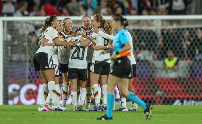 GER, Köln, Deutschland vs Norwegen, Länderspiel, Fussball, FIFA, Spielzeit 2026 2027, WM-Qualifikation, Rhein-Energie-Stadion, 5. Spieltag im Bild: Jubel, Freude und Emotionen bei der Deutschen Frauen Nationalmannschaft, nach dem 2:0 Sieg nach Toren ist die DFB Elf und Mannschaft für die WM in Brasilien qualifiziert. DFB DFL REGULATIONS PROHIBIT ANY USE OF PHOTOGRAPHS AS IMAGE SEQUENCES AND OR QUASI-VIDEO, 05.06.2026 Copyright: HMBxMedia HendrikxHamelau