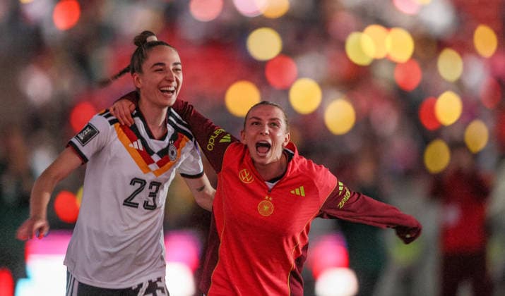 GER, Köln, Deutschland vs Norwegen, Länderspiel, Fussball, FIFA, Spielzeit 2026 2027, WM-Qualifikation, Rhein-Energie-Stadion, 5. Spieltag im Bild: Jubel, Freude und Emotionen bei der Deutschen Frauen Nationalmannschaft, nach dem 2:0 Sieg nach Toren ist die DFB Elf und Mannschaft für die WM in Brasilien qualifiziert, Sophia Kleinherne (Deutschland Frauen 23) und Elisa Senß (Deutschland Frauen 20) DFB DFL REGULATIONS PROHIBIT ANY USE OF PHOTOGRAPHS AS IMAGE SEQUENCES AND OR QUASI-VIDEO, 05.06.2026 Copyright: HMBxMedia HendrikxHamelau