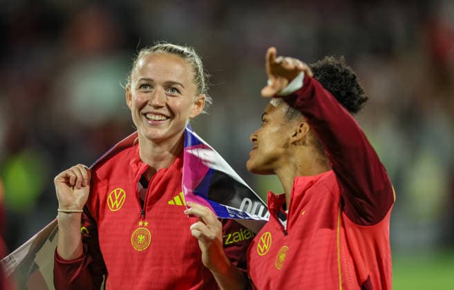 GER, Köln, Deutschland vs Norwegen, Länderspiel, Fussball, FIFA, Spielzeit 2026 2027, WM-Qualifikation, Rhein-Energie-Stadion, 5. Spieltag im Bild: Jubel, Freude und Emotionen bei der Deutschen Frauen Nationalmannschaft, nach dem 2:0 Sieg nach Toren ist die DFB Elf und Mannschaft für die WM in Brasilien qualifiziert, Lea Schüller (Deutschland Frauen 11) und Shekiera Martinez (Deutschland Frauen 14) DFB DFL REGULATIONS PROHIBIT ANY USE OF PHOTOGRAPHS AS IMAGE SEQUENCES AND OR QUASI-VIDEO, 05.06.2026 Copyright: HMBxMedia HendrikxHamelau