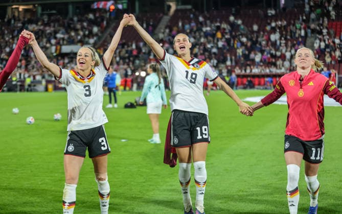 GER, Köln, Deutschland vs Norwegen, Länderspiel, Fussball, FIFA, Spielzeit 2026 2027, WM-Qualifikation, Rhein-Energie-Stadion, 5. Spieltag im Bild: Jubel, Freude und Emotionen bei der Deutschen Frauen Nationalmannschaft, nach dem 2:0 Sieg nach Toren ist die DFB Elf und Mannschaft für die WM in Brasilien qualifiziert, Kathrin Hendrich (Deutschland Frauen), Klara Bühl (Deutschland), Lea Schüller (Deutschland Frauen 11) DFB DFL REGULATIONS PROHIBIT ANY USE OF PHOTOGRAPHS AS IMAGE SEQUENCES AND OR QUASI-VIDEO, 05.06.2026 Copyright: HMBxMedia HendrikxHamelau