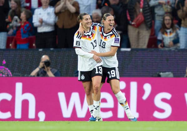 Jubel nach dem Tor zum 2-0 durch Carlotta Wamser (Deutschland, 13), jubelnd, bejubelt, jubelt, jubeln, emotionen, celebrate Deutschland - Norwegen, Frauen Fussball, UEFA European Qualifiers WM Qualifikation Europa, RheinEnergieStadion Köln, 05.06.2026 WICHTIGER HINWEIS: Gemäß den Vorgaben der DFL Deutsche Fußball Liga bzw. des DFB Deutscher Fußball-Bund ist es untersagt, in dem Stadion und oder vom Spiel angefertigte Fotoaufnahmen in Form von Sequenzbildern und oder videoähnlichen Fotostrecken zu verwerten bzw. verwerten zu lassen. Copyright: HMBxMedia xMarcoxBader