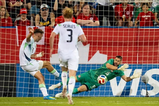 June 5, 2026, Montreal, Pq, Canada: Canada goalkeeper Maxime Crepeau (16) makes a save on Republic of Ireland s Seamus Coleman (2) during second half International Friendly, Länderspiel, Nationalmannschaft soccer action in Montreal, on Friday, June 5, 2026. Canada News - June 5, 2026 - ZUMAc35_ 20260605_zaf_c35_123 Copyright: xChristopherxKatsarovx