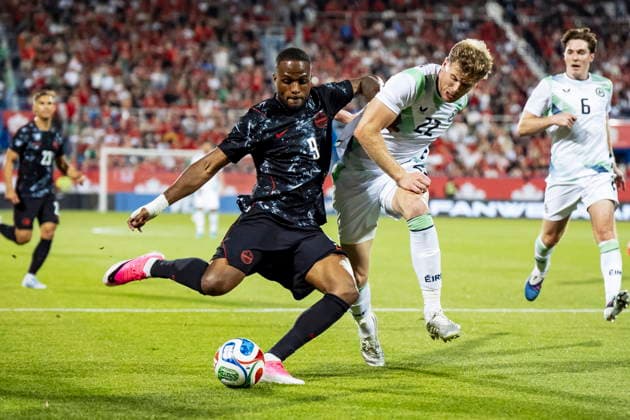 June 5, 2026, Montreal, Pq, Canada: Canada s Cyle Larin (9) shoots while Republic of Ireland s Adam Idah (22) applies pressure during second half International Friendly, Länderspiel, Nationalmannschaft soccer action in Montreal, on Friday, June 5, 2026. Canada News - June 5, 2026 - ZUMAc35_ 20260605_zaf_c35_122 Copyright: xChristopherxKatsarovx