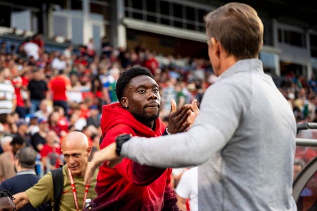 June 5, 2026, Montreal, Pq, Canada: Canada s Alphonso Davies and Team Canada manager Jesse Marsch shake before International Friendly, Länderspiel, Nationalmannschaft soccer action against Republic of Ireland in Montreal, on Friday, June 5, 2026. Canada News - June 5, 2026 - ZUMAc35_ 20260605_zaf_c35_136 Copyright: xChristopherxKatsarovx