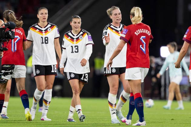 Bedanken sich bei den Norwegerinnen,Melissa KOESSLER (KÖSSLER) (GER 18,li.), Carlotta WAMSER (GER 13, mi.) und Rebecca KNAAK (GER 4, re.), Lachen, Freude, Jubel, Fussball WM Qualifikation Europa der Frauen, 2026 2027, Gruppe A4, UEFA, Laenderspiel Deutschland (GER) - Norwegen (NOR), Endstand 2-0, am 05.06.2026 im Stadion Koeln (Köln) im R h e i n E n e r g i e S t a d i o n Deutschland. UEFA regulations prohibit any use of photographs as image sequences and or quasi-video Â