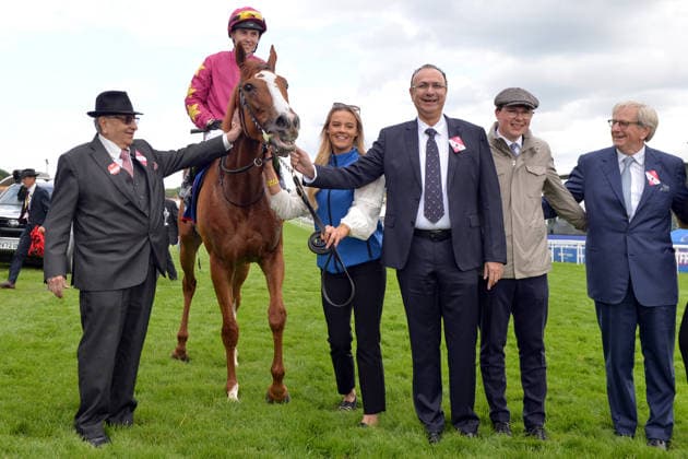 05.06.2026, Epsom, Surrey, GBR - Thundering On with Dylan Browne McMonagle up, owner Shapoor Mistry (third from right) and trainer Joseph O Brien (second from right) after winning the Epsom Oaks. Epsom Downs racecourse. (Pferd, Jockey, Thundering On, Mcmonagle, Sieg, Besitzer, Trainer, O Brien, Mistry) 260605C993EPSOM.JPG