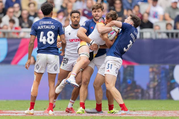 Deutschland-Frankreich, SVNS Rugby World Championship, WM, Weltmeisterschaft Anton Gleitze (Deutschland, 10) wird von Antoine Zeghdar (Frankreich, 8) und Celian Pouzelgues (Frankreich, 31) in die Höhe gehoben und somit aus dem Spiel genommen. Links Enahemo Artaud (Frankreich, 48), im Hintergrund darf Makonnen Amekuedi (Deutschland, 60) nicht eingreifen. Drittes Gruppenspiel zwischen Deutschland und Frankreich. Drittes Turnier der SVNS World Championship, Siebener-Rugby WM vom 5. bis 7. Juni 2026 in Bordeaux (Frankreich). Tag 2, Gruppenspiele am 6. Juni 2026., Bordeaux Region Nouvelle-Aquitaine Frankreich Stade Atlantique