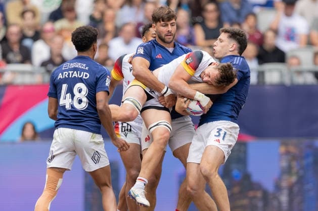 Deutschland-Frankreich, SVNS Rugby World Championship, WM, Weltmeisterschaft Anton Gleitze (Deutschland, 10) wird von Antoine Zeghdar (Frankreich, 8) und Celian Pouzelgues (Frankreich, 31) in die Höhe gehoben und somit aus dem Spiel genommen. Links Enahemo Artaud (Frankreich, 48), im Hintergrund darf Makonnen Amekuedi (Deutschland, 60) nicht eingreifen. Drittes Gruppenspiel zwischen Deutschland und Frankreich. Drittes Turnier der SVNS World Championship, Siebener-Rugby WM vom 5. bis 7. Juni 2026 in Bordeaux (Frankreich). Tag 2, Gruppenspiele am 6. Juni 2026., Bordeaux Region Nouvelle-Aquitaine Frankreich Stade Atlantique