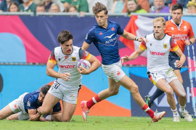 Deutschland-Frankreich, SVNS Rugby World Championship, WM, Weltmeisterschaft Lennox Wiese (Deutschland, 20) geht nach einem Tackling von Rayan Rebbadj (Frankreich, 26) zu Boden. Rechts begleiten Gregoire Arfeuil (Frankreich, 59) und Wolfram Hacker (Deutschland, 17) den Zweikampf. Drittes Gruppenspiel zwischen Deutschland und Frankreich. Drittes Turnier der SVNS World Championship, Siebener-Rugby WM vom 5. bis 7. Juni 2026 in Bordeaux (Frankreich). Tag 2, Gruppenspiele am 6. Juni 2026., Bordeaux Region Nouvelle-Aquitaine Frankreich Stade Atlantique