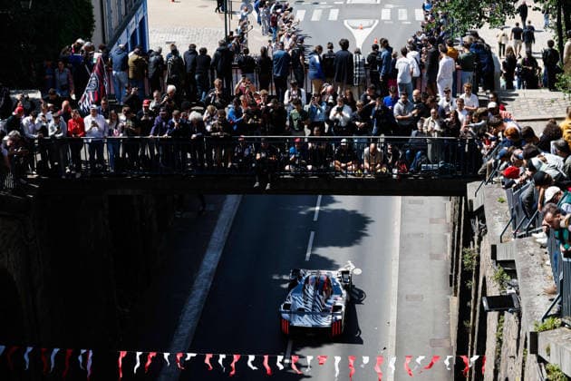 24 HEURES DU MANS 2026 - CITY CENTRE PARADE 93 DI RESTA Paul (gbr), VANDOORNE Stoffel (bel), CASSIDY Nick (nzl), Peugeot TotalEnergies, Peugeot 9X8 93, Hypercar, action, during the City Center Parade of the 24 Hours of Le Mans 2026, 3rd round of the 2026 FIA World Endurance Championship, on June 6, 2026 in Le Mans, France - Le MansFrance Copyright: xFREDERICxLExFLOCxHx