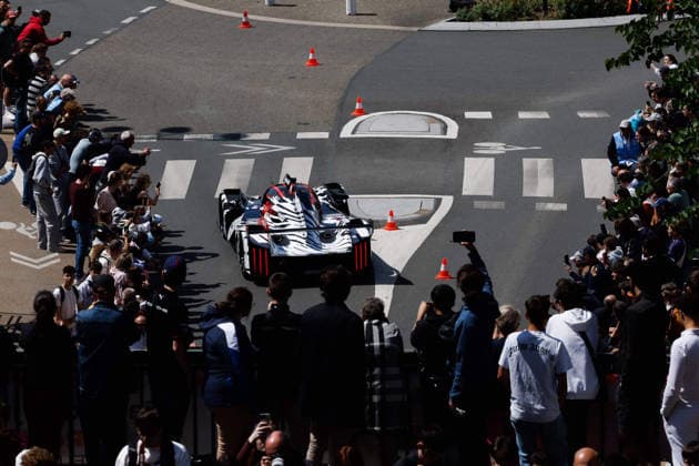 24 HEURES DU MANS 2026 - CITY CENTRE PARADE 93 DI RESTA Paul (gbr), VANDOORNE Stoffel (bel), CASSIDY Nick (nzl), Peugeot TotalEnergies, Peugeot 9X8 93, Hypercar, action, during the City Center Parade of the 24 Hours of Le Mans 2026, 3rd round of the 2026 FIA World Endurance Championship, on June 6, 2026 in Le Mans, France - Le MansFrance Copyright: xFREDERICxLExFLOCxHx
