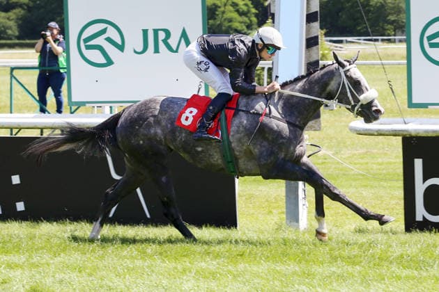 06.06.2026, Iffezheim, Baden-Wuerttemberg, GER - Schneewittchen mit Leon Wolff gewinnt. Galopprennbahn Baden-Baden, Iffezheim. (Pferd, Jockey, Schneewittchen, Wolff, Sieg, Ziel, Zielankunft) 260606B982IFFEZHEIM.JPG