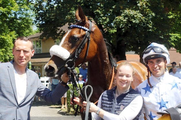 06.06.2026, Iffezheim, Baden-Wuerttemberg, GER - Zauberfloete mit Thore Hammer-Hansen und Trainer Henk Grewe nach dem Sieg im Badener Jugendpreis. Galopprennbahn Baden-Baden, Iffezheim. (Pferd, Jockey, Zauberfloete, Hammer-Hansen, Sieg, Trainer, Grewe) 260606B988IFFEZHEIM.JPG