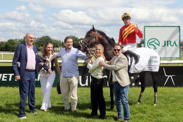 06.06.2026, Iffezheim, Baden-Wuerttemberg, GER - Seguro mit Benjamin Marie, Besitzer Thomas Schaeffer (links) und Trainer Andreas Suborics (rechts) nach dem Sieg im Japan Racing Association Derby-Trial. Galopprennbahn Baden-Baden, Iffezheim. (Pferd, Jockey, Seguro, Marie, Sieg, Trainer, Besitzer, Schaeffer, Suborics) 260606B994IFFEZHEIM.JPG
