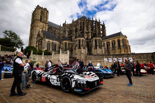 24 HEURES DU MANS 2026 - CITY CENTRE PARADE 93 DI RESTA Paul (gbr), VANDOORNE Stoffel (bel), CASSIDY Nick (nzl), Peugeot TotalEnergies, Peugeot 9X8 93, Hypercar, action during the City Center Parade of the 24 Hours of Le Mans 2026, 3rd round of the 2026 FIA World Endurance Championship, on June 6, 2026 in Le Mans, France - Le MansFrance Copyright: xJULIENxDELFOSSEx