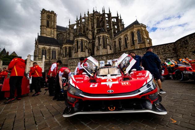 24 HEURES DU MANS 2026 - CITY CENTRE PARADE 08 BUEMI SÃ bastien (swi), HARTLEY Brendon (nzl), HIRAKAWA Ryo (jpn), Toyota Racing, Toyota TR010 Hybrid 08, Hypercar, action during the City Center Parade of the 24 Hours of Le Mans 2026, 3rd round of the 2026 FIA World Endurance Championship, on June 6, 2026 in Le Mans, France - Le MansFrance Copyright: xJULIENxDELFOSSEx