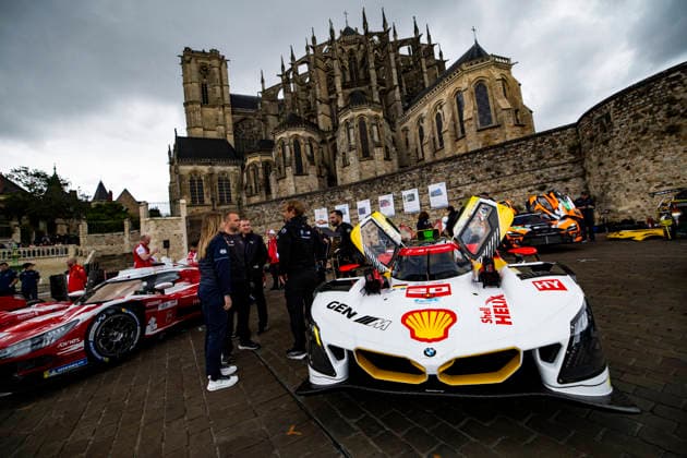 24 HEURES DU MANS 2026 - CITY CENTRE PARADE 20 FRIJNS Robin (nld), RAST Renà (ger), VAN DER LINDE Sheldon (zaf), BMW M Team WRT, BMW M Hybrid V8 20, Hypercar, action during the City Center Parade of the 24 Hours of Le Mans 2026, 3rd round of the 2026 FIA World Endurance Championship, on June 6, 2026 in Le Mans, France - Le MansFrance Copyright: xJULIENxDELFOSSEx