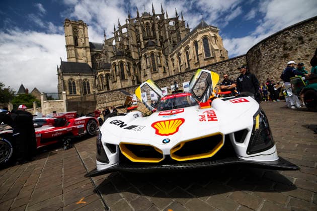 24 HEURES DU MANS 2026 - CITY CENTRE PARADE 20 FRIJNS Robin (nld), RAST Renà (ger), VAN DER LINDE Sheldon (zaf), BMW M Team WRT, BMW M Hybrid V8 20, Hypercar, action during the City Center Parade of the 24 Hours of Le Mans 2026, 3rd round of the 2026 FIA World Endurance Championship, on June 6, 2026 in Le Mans, France - Le MansFrance Copyright: xJULIENxDELFOSSEx