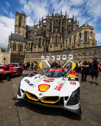24 HEURES DU MANS 2026 - CITY CENTRE PARADE 20 FRIJNS Robin (nld), RAST Renà (ger), VAN DER LINDE Sheldon (zaf), BMW M Team WRT, BMW M Hybrid V8 20, Hypercar, action during the City Center Parade of the 24 Hours of Le Mans 2026, 3rd round of the 2026 FIA World Endurance Championship, on June 6, 2026 in Le Mans, France - Le MansFrance Copyright: xJULIENxDELFOSSEx