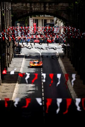 24 HEURES DU MANS 2026 - CITY CENTRE PARADE 17 LOTTERER Andrà (ger), DERANI Pipo (bra), JAUBERT Mathys (fra), Genesis Magma Racing, Genesis GMR-001 17, Hypercar, action during the City Center Parade of the 24 Hours of Le Mans 2026, 3rd round of the 2026 FIA World Endurance Championship, on June 6, 2026 in Le Mans, France - Le MansFrance Copyright: xCharlyxLopezx
