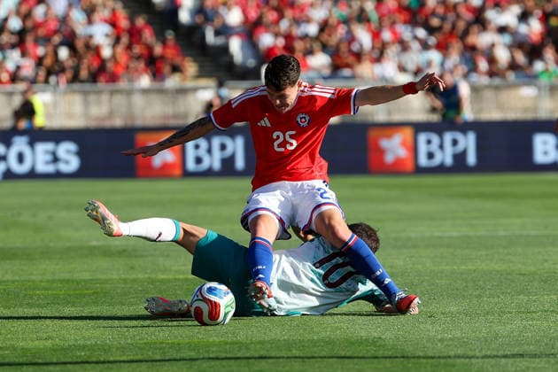 Agustin Arce(Chile), Bernardo Silva (Portugal) in action, with the ball during the International Friendly, Länderspiel, Nationalmannschaft match between Portugal and Chile at Estadio Nacional do Jamor on June 6, 2026, in Oeiras, Portugal. The match serves as preparation for the 2026 FIFA World Cup, WM, Weltmeisterschaft, Fussball in the United States. Copyright: JoaquimxFerreira