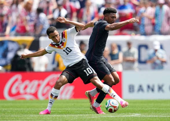 Jamal Musiala (Deutschland, 10) im Zweikampf mit Alex Freeman (USA, 16) USA, United States vs Deutschland, Internationaler Fussball, Freundschaftsspiel, 06.06.2026 USA, United States vs Deutschland, Internationaler Fussball, Freundschaftsspiel, 06.06.2026 Chicago