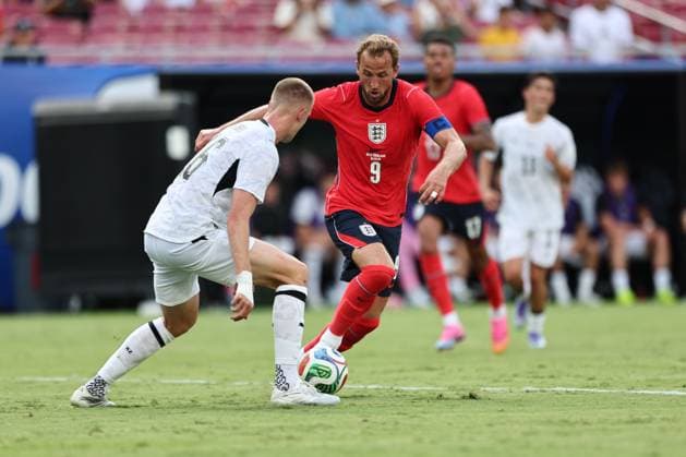 Harry Kane of England and Finn Surman of New Zealand England v New Zealand, International Friendly, Länderspiel, Nationalmannschaft Football, Raymond James Stadium, Tampa, Florida, USA - 06 Jun 2026Tampa Raymond James Stadium Florida (FL) United States of America EDITORIAL USE ONLY No use with unauthorised audio, video, data, fixture lists, club league logos or live services. Online in-match use limited to 120 images, no video emulation. No use in betting, games or single club league player publications. Copyright: xDustinxMarkland Shutterstockx 16912910bc