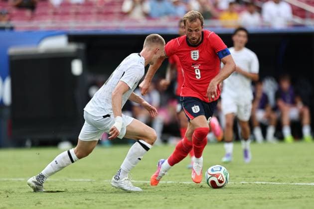 Harry Kane of England and Finn Surman of New Zealand England v New Zealand, International Friendly, Länderspiel, Nationalmannschaft Football, Raymond James Stadium, Tampa, Florida, USA - 06 Jun 2026Tampa Raymond James Stadium Florida (FL) United States of America EDITORIAL USE ONLY No use with unauthorised audio, video, data, fixture lists, club league logos or live services. Online in-match use limited to 120 images, no video emulation. No use in betting, games or single club league player publications. Copyright: xDustinxMarkland Shutterstockx 16912910be