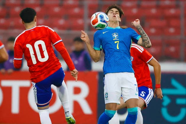 Futbol, Chile vs Brasil. Partido amistoso categoria sub 20. El jugador de la seleccion chilena Mario Sandoval, izquierda, disputa el balon con el bal—n de Brasil durante un partido amistoso de la categoria sub 20 realizado en el estadio Nacional de Santiago, Chile. 06 06 2026 Dragomir Yankovic Photosport Football, Chile vs Brazil. U-20 friendly match. ChileÕs player Mario Sandoval, left, vies for the ball against Brazil player defense during a U-20 friendly match at Nacional stadium in Santiago, Chile. 06 06 2026 Dragomir Yankovic Photosport Chile vs Brasil, amistoso sub 20, 2026