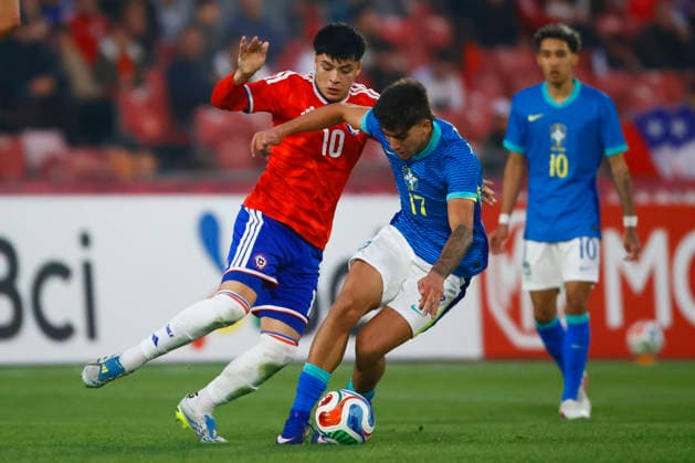 Futbol, Chile vs Brasil. Partido amistoso categoria sub 20. El jugador de la seleccion chilena Mario Sandoval, izquierda, disputa el balon con Lucas Rodriguez de Brasil durante un partido amistoso de la categoria sub 20 realizado en el estadio Nacional de Santiago, Chile. 06 06 2026 Dragomir Yankovic Photosport Football, Chile vs Brazil. U-20 friendly match. ChileÕs player Mario Sandoval, left right center, vies for the ball against Brazil player Lucas Rodriguez during a U-20 friendly match at Nacional stadium in Santiago, Chile. 06 06 2026 Dragomir Yankovic Photosport Chile vs Brasil, amistoso sub 20, 2026