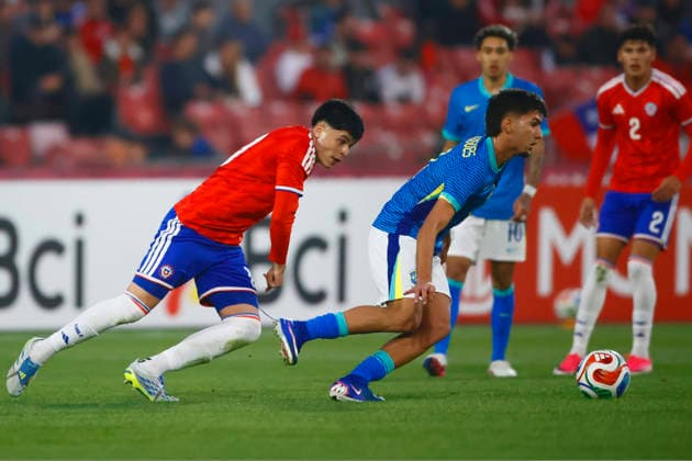 Futbol, Chile vs Brasil. Partido amistoso categoria sub 20. El jugador de la seleccion chilena Mario Sandoval, izquierda, disputa el balon con Lucas Rodriguez de Brasil durante un partido amistoso de la categoria sub 20 realizado en el estadio Nacional de Santiago, Chile. 06 06 2026 Dragomir Yankovic Photosport Football, Chile vs Brazil. U-20 friendly match. ChileÕs player Mario Sandoval, left right center, vies for the ball against Brazil player Lucas Rodriguez during a U-20 friendly match at Nacional stadium in Santiago, Chile. 06 06 2026 Dragomir Yankovic Photosport Chile vs Brasil, amistoso sub 20, 2026