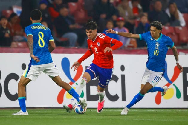 Futbol, Chile vs Brasil. Partido amistoso categoria sub 20. El jugador de la seleccion chilena Martin Jimenez, centro, disputa el balon con Isaque de Brasil durante un partido amistoso de la categoria sub 20 realizado en el estadio Nacional de Santiago, Chile. 06 06 2026 Dragomir Yankovic Photosport Football, Chile vs Brazil. U-20 friendly match. ChileÕs player Martin Jimenez, center, vies for the ball against Brazil player Isaque during a U-20 friendly match at Nacional stadium in Santiago, Chile. 06 06 2026 Dragomir Yankovic Photosport Chile vs Brasil, amistoso sub 20, 2026